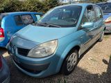 une voiture bleue garée sur un parking avec d'autres voitures