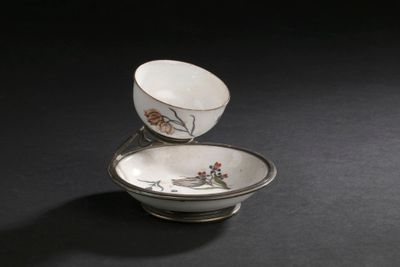 une tasse et une soucoupe posées sur une surface noire
