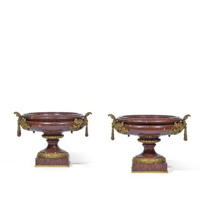 paire d'urnes en bronze et en marbre sur socles, munies d'anses