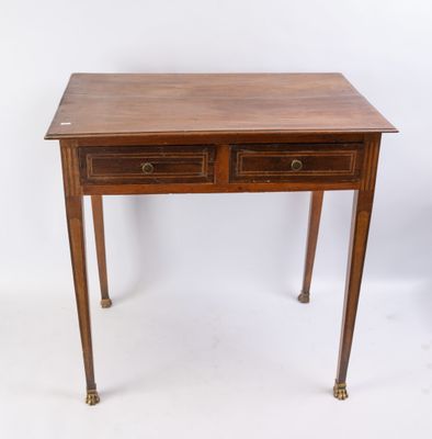une vieille table en bois surmontée de deux tiroirs