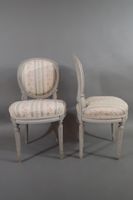 Ensemble de quatre chaises en bois rechampi gris à dossier m… (photo 3)