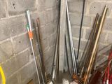 un tas de battes de baseball et d'autres équipements de baseball dans une pièce