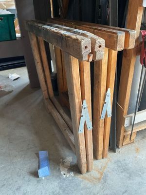 un tas de bois posé par terre