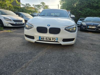 une BMW blanche garée sur un parking