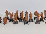 une image représentant un groupe de figurines en bois posées sur une table