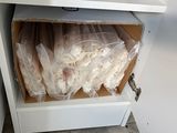 un tiroir rempli de sachets de nourriture dans une cuisine