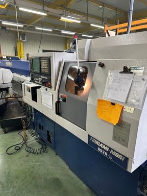 une machine qui se trouve dans un atelier