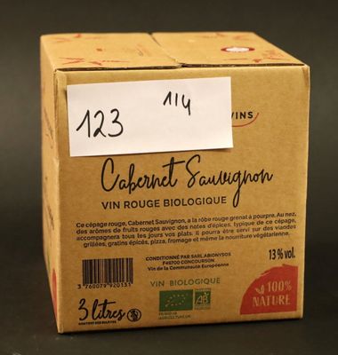 une boîte de vin posée sur une table, avec une étiquette de prix dessus