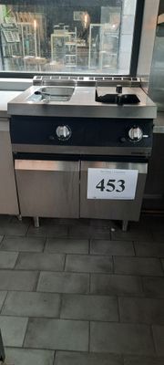 une image d'une cuisine avec une cuisinière et un évier