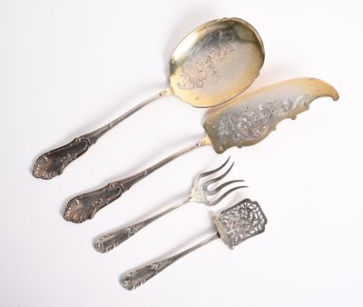 quatre cuillères et une fourchette en argent sur une surface blanche