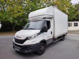 un camion blanc garé sur le parking