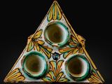 un objet en forme de triangle contenant trois tasses
