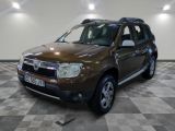 une photo d'une dacia marron garée sur un sol en damier