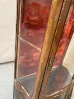 Meuble vitrine en bois de placage mouluré et sculpté, vitré … (photo 3)