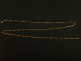 un collier avec une chaîne en or sur fond noir