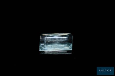 une image représentant un récipient en verre sur fond noir
