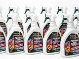 un lot de six bouteilles de produits d'entretien empilées les unes sur les autres