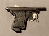 un pistolet posé sur une table