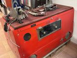 un distributeur automatique rouge posé par terre dans une pièce