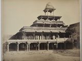 une vieille photo d'un bâtiment surmonté d'une tour horloge
