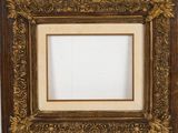 un vieux cadre photo orné d'un motif à la feuille d'or