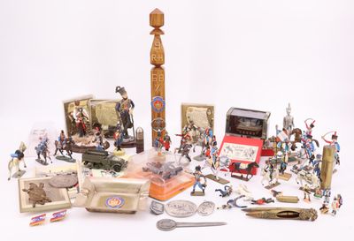 tout un tas de figurines qui sont posées sur la table