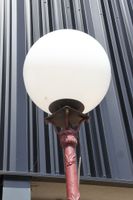Paire de lampadaires de ville en fonte relaquée rouge à déco… (photo 5)