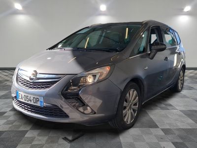 la photo d'une voiture argentée garée dans un garage