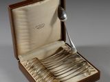 une boîte à couverts contenant une cuillère et une cuillère