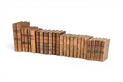 plusieurs vieux livres sont empilés sur une surface blanche