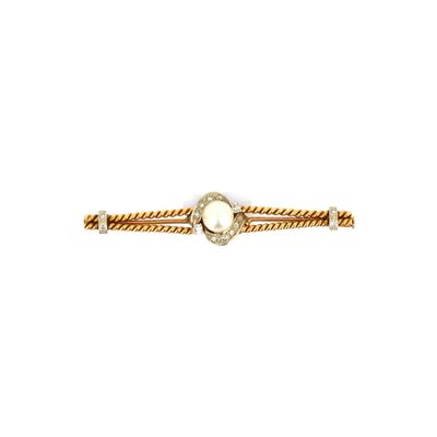 une bague en or jaune sertie d'une pierre blanche et de diamants