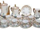 beaucoup de tasses à thé et de soucoupes sur la table