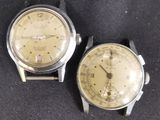 deux montres sont posées côte à côte sur une surface noire