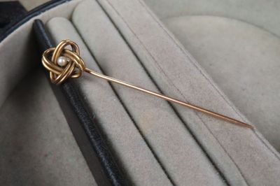 Épingle de cravate en or jaune (750/1000e) à motif d'enroule…
