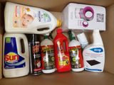 une boîte remplie de produits d'entretien et une bouteille de lessive