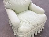 une chaise blanche posée au milieu d'un parking