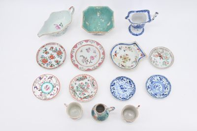 de nombreux types de plats et de tasses sur la table