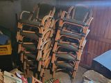 un tas de chaises et des caisses de bière dans un garage