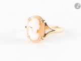 une image d'une bague en or avec un camée, un camée, un camée, un camée, un camée, un camée, un camée, un camée, un camée, un camée, un camée, un camée, un camée