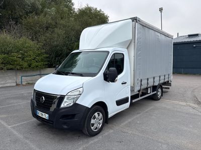 un camion blanc garé dans un parking