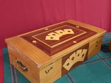 une boîte en bois ornée d'une image, posée sur une table