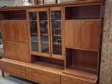 image d'un vaisselier en bois avec des portes en verre