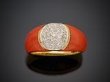 une bague orange et dorée ornée d'un diamant au centre