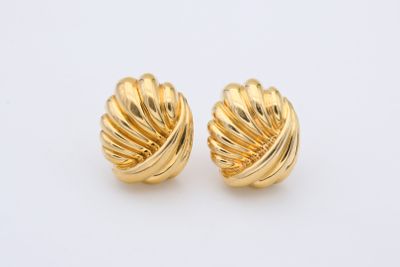 une paire de boucles d'oreilles dorées