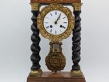 une horloge posée sur une table