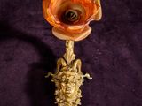 une image représentant un bougeoir orné d'une fleur