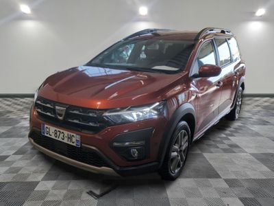 la voiture rouge est garée dans le garage sur un sol en damier