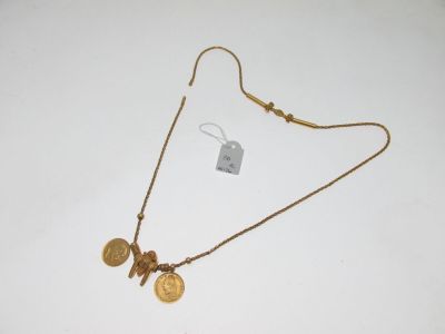 collier en or avec deux breloques et une plaque sur une chaîne