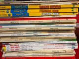 plusieurs livres empilés sur une table