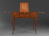 un bureau en bois surmonté d'un miroir